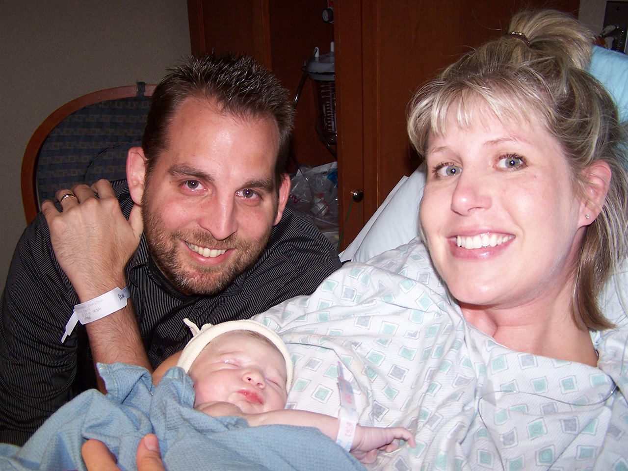 Jason Schoellen with his wife and newborn baby daughter